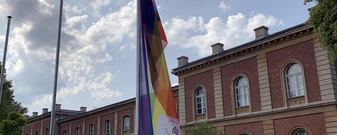 Regenbogenflagge vor der Uni Potsdam - 
