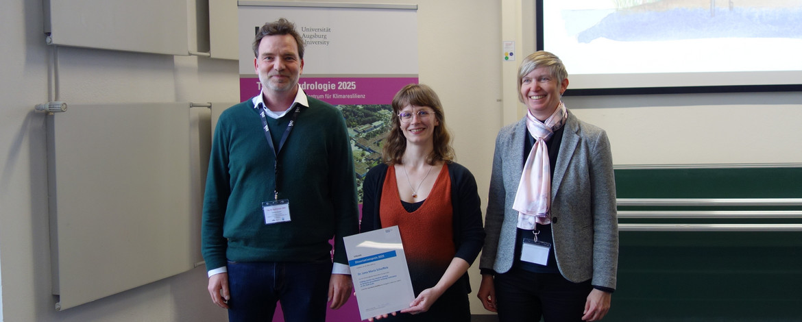 Dr. Lena Scheiffele (Mitte), ihr Doktorvater Prof. Dr. Sascha Oswald (links) und die Präsidentin der Deutschen Hydrologischen Gesellschaft Prof. Dr. Britta Schmalz (rechts) bei der Preisverleihung auf dem „Tag der Hydrologie“ am 20. März 2025 in Augsburg. - 